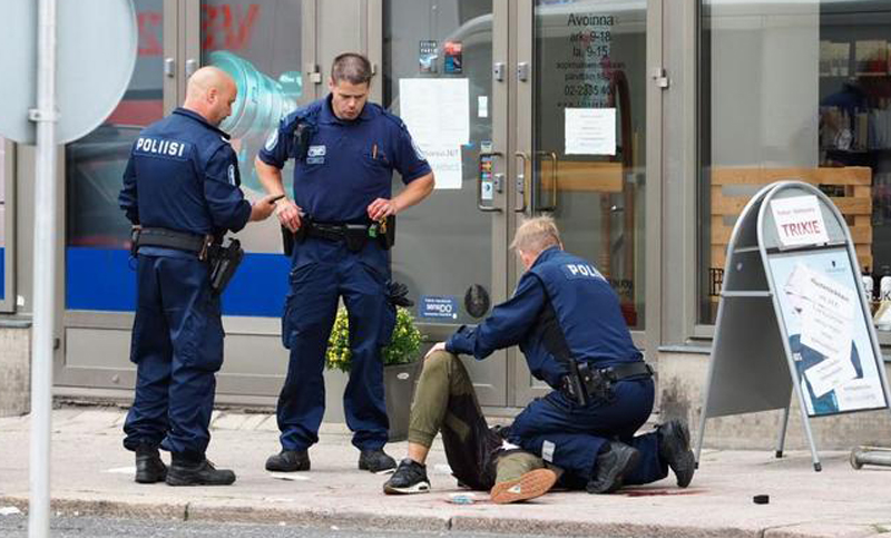 Dos muertos y seis heridos tras agresión de un hombre con un cuchillo en Finlandia