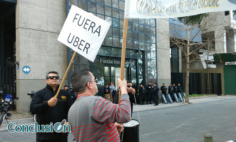Protesta de taxistas contra la presencia del CEO de Uber en Rosario