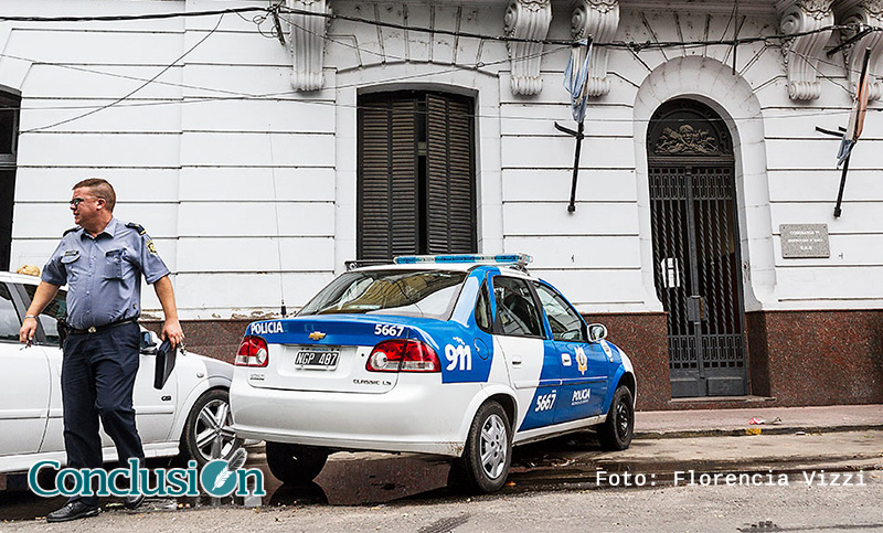 Robo a mano armada a plena luz del día frente a una comisaría