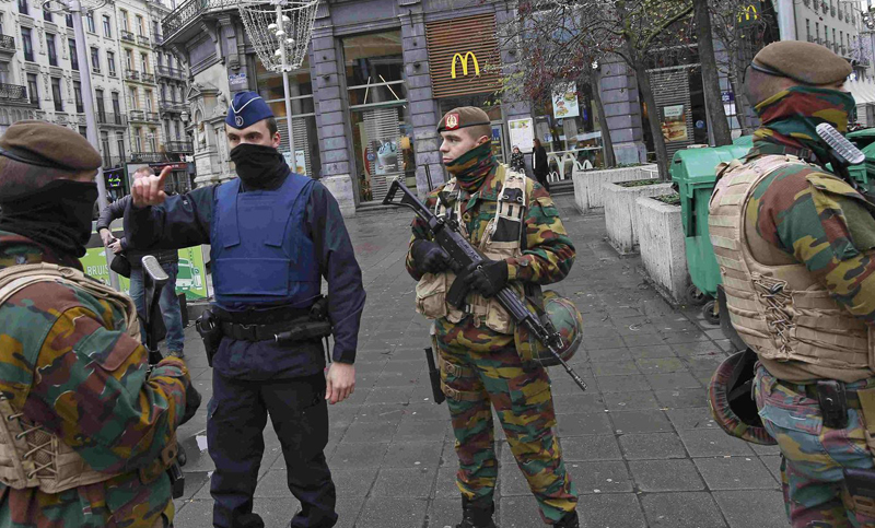 Críticas a la presencia militar en las calles de París para prevenir ataques