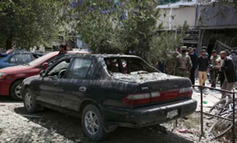 Un atentado cerca de la embajada de EE.UU. sacudió Kabul y mató a seis personas