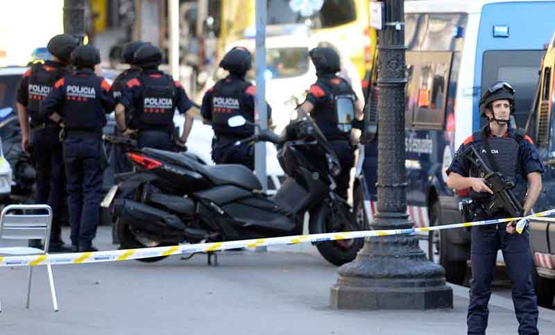 «Estamos encerrados esperando órdenes de la policía», afirmó comerciante argentino