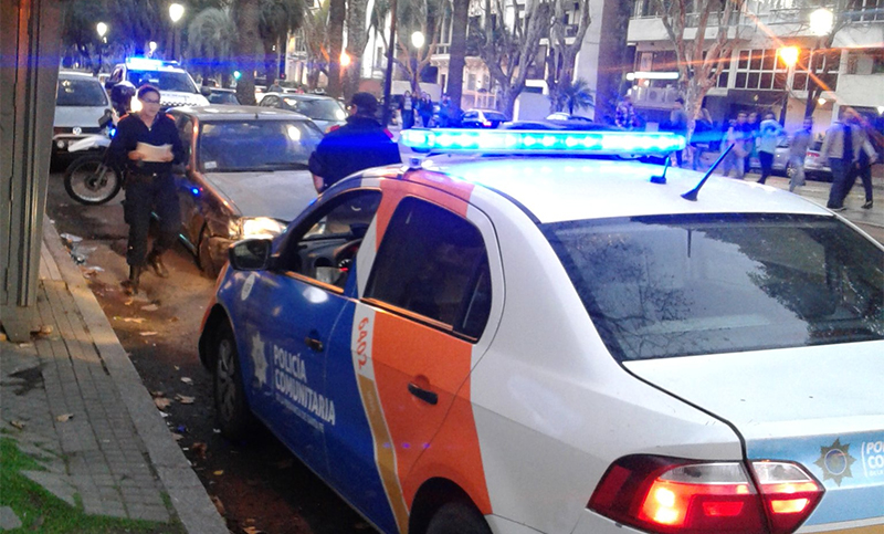 Conducía ebrio, perdió el control del auto y chocó a otros dos estacionados