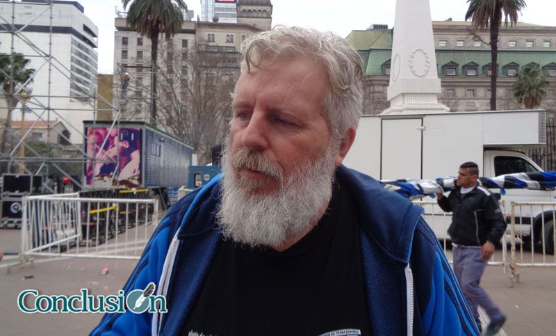 «El sistema capitalista funciona sin techo, es la política la que le pone límites»