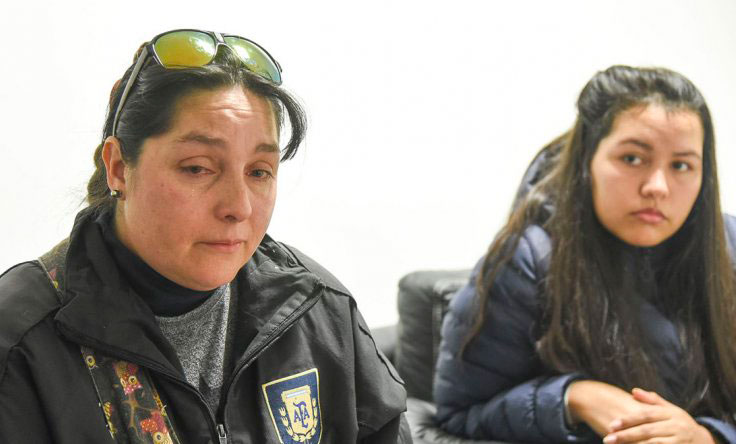 Por deber cuotas dejaron libre a alumna abanderada de familia damnificada por la inundación