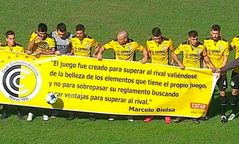 Una bandera, la frase de Bielsa y un mensaje claro de todo Comunicaciones