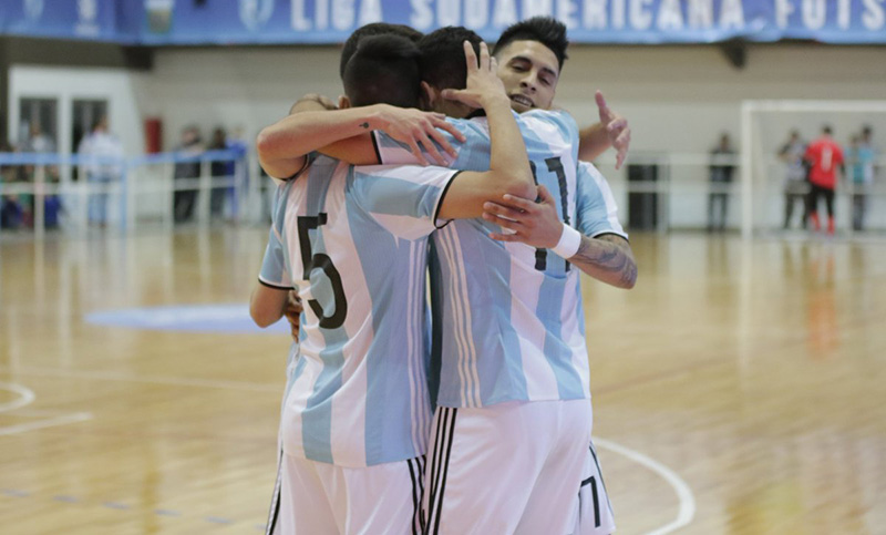 Argentina apabulló a Chile y mantiene el liderazgo en la liga