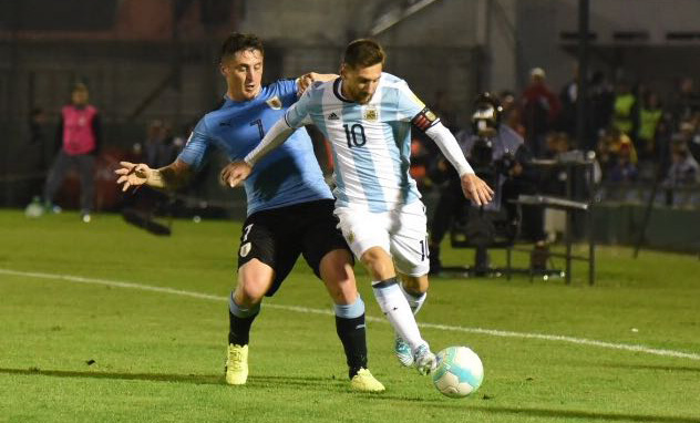 Argentina no pudo quebrar la defensa uruguaya y el clásico no tuvo goles