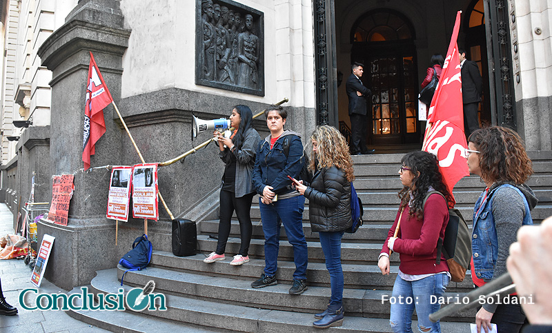 Con una radio abierta reclamaron por la aparición con vida de Rosalía Jara