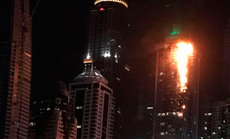 Un incendio consume varios pisos de un famoso rascacielos de Dubai