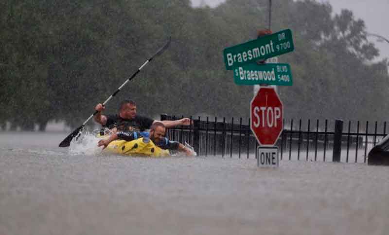 Cinco muertos, decenas de heridos y grandes inundaciones en Texas
