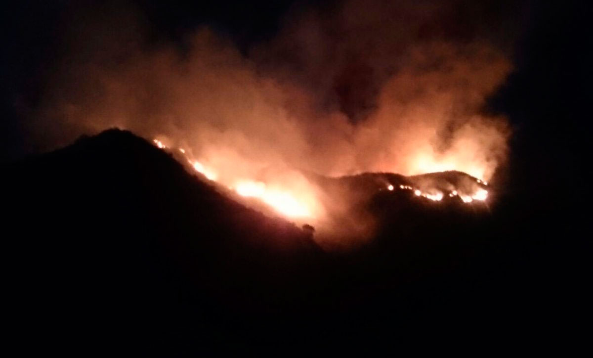 Combaten incendio en el Uritorco: detienen a dos hombres acusados de iniciar el fuego