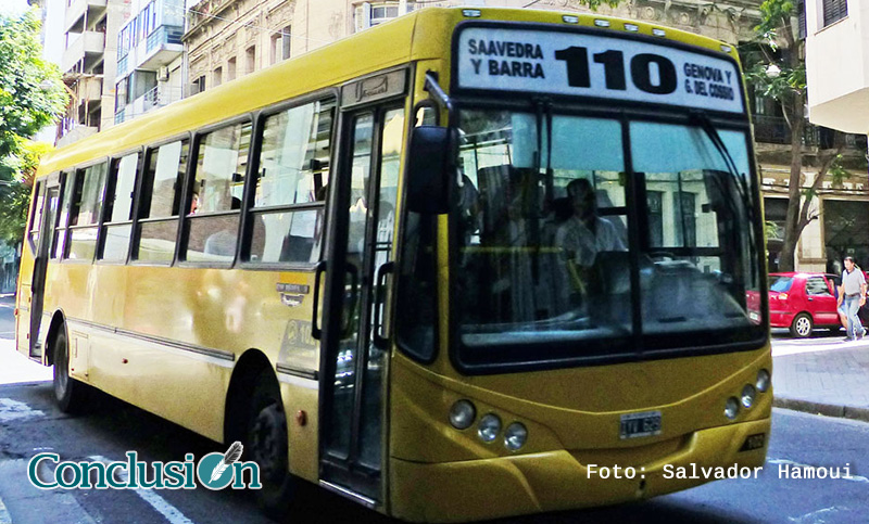 Se arrojó de un colectivo al verse cercado por la policía tras cometer un robo