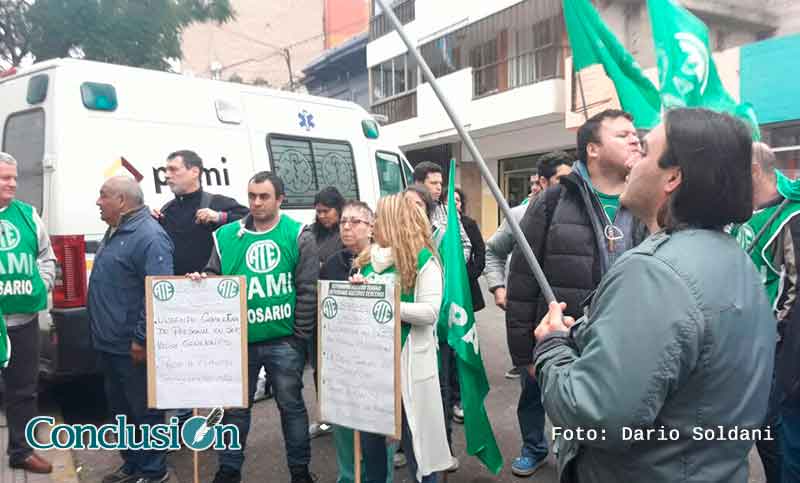 ATE realizó un abrazo solidario al Pami I en defensa de los policlínicos propios