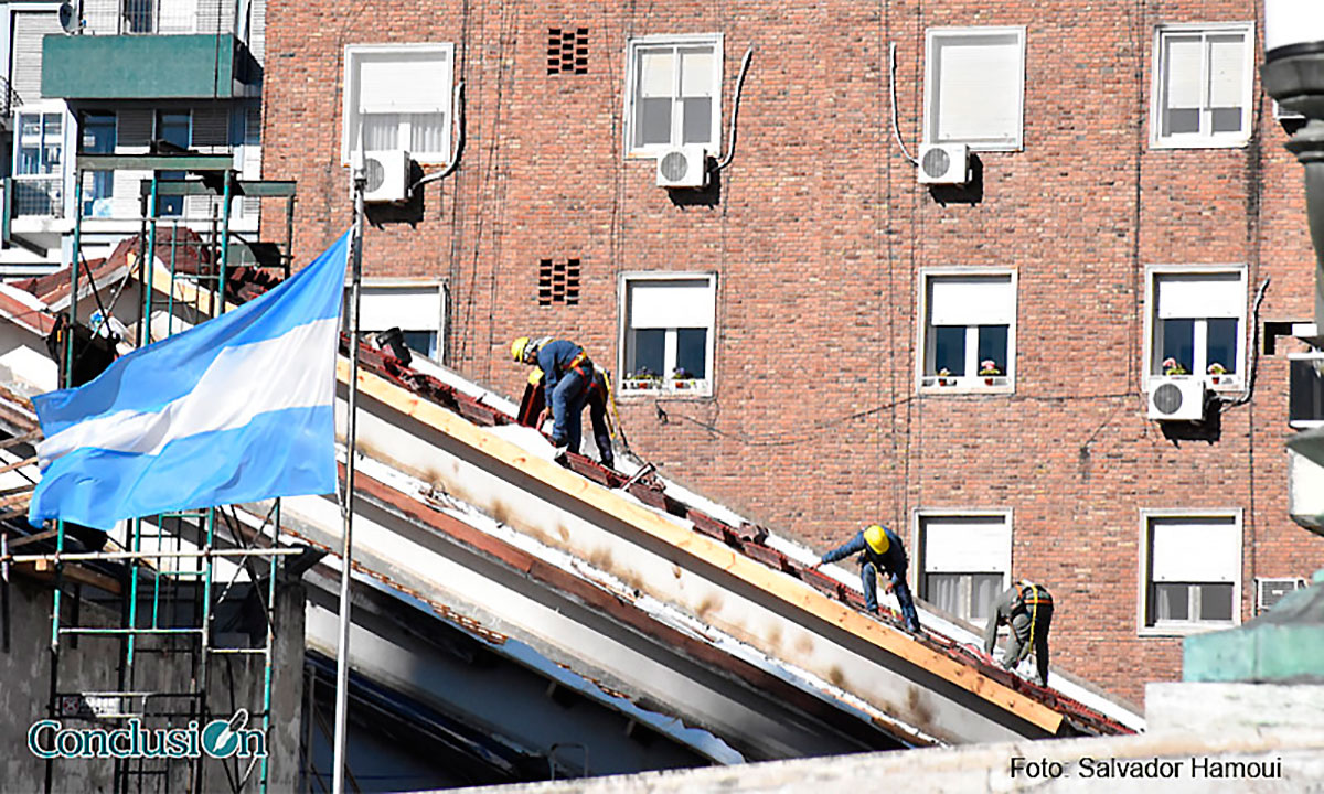 La bandera Argentina como testigo del trabajo de estos hombres