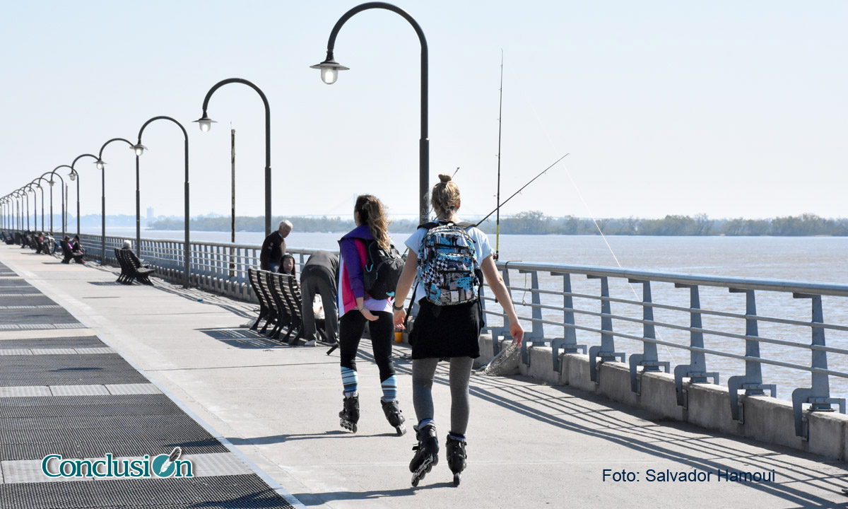 Patinando en plena costanera bajo el sol y con el Paraná como la mejor escenografía
