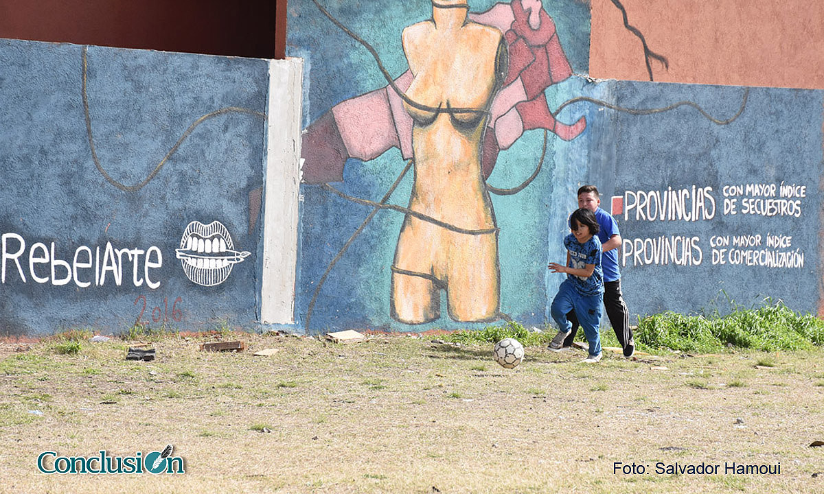 Un potrero, una pelota, chicos y mensajes… postales de la ciudad
