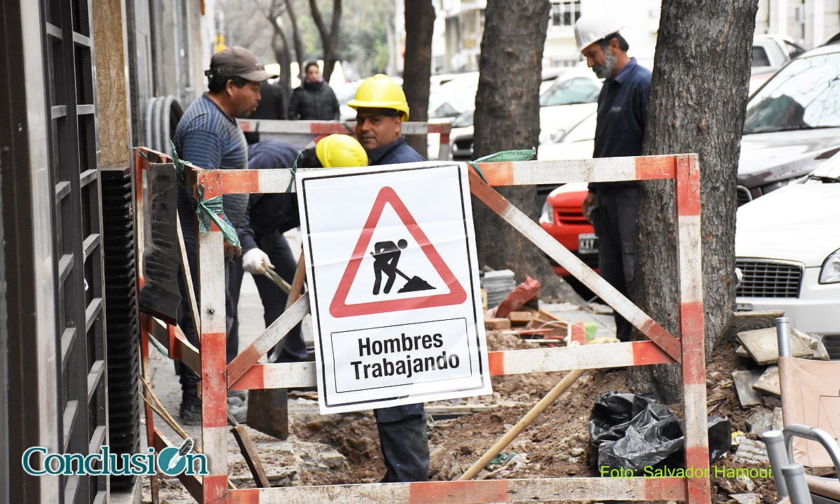 Calle Moreno, vereda rota, ellos se encargan de repararla