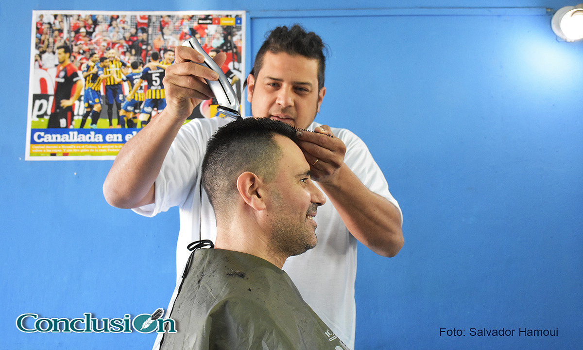 Peluquero solidario, un corte por un juguete