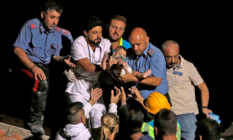 Emocionante rescate de un bebé y sus dos hermanos de 7 y 11 años de los escombros