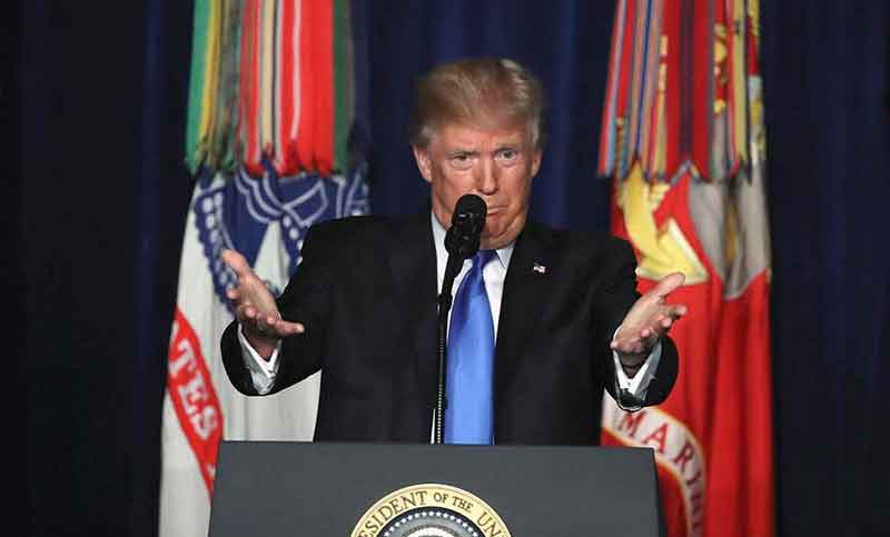 Trump descarta retirada de Afganistán y los talibanes prometen «un cementerio»
