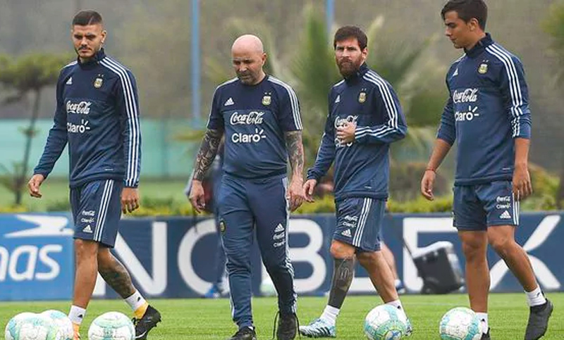 Sampaoli hizo una nueva prueba, con Fazio y Acuña como titulares
