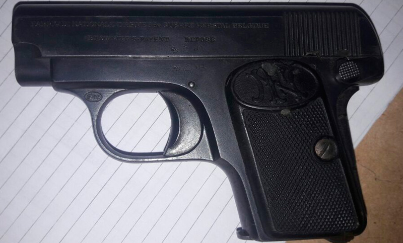 Su marido la golpeó y cuando se fue, se olvidó el arma