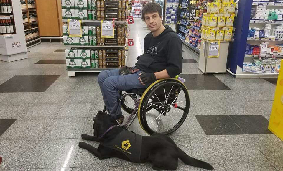 Por el perro que lo asiste, echaron a Stupenengo de supermercado