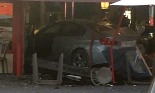 Un coche irrumpe en una pizzería de París: al menos un muerto y cuatro heridos