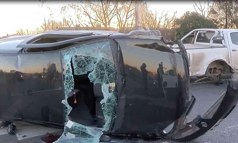 Un auto perdió un neumático y provocó un impresionante choque