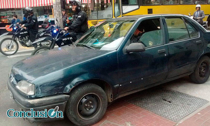 Conductor de un auto se descompuso y subió a la vereda en pleno centro