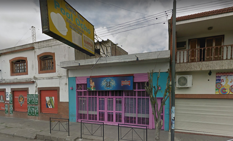 Entró a un bar con fines de robo y terminó baleado en la cabeza por un policía