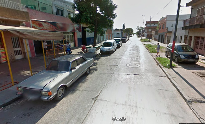 Dos hombres robaron un auto con una mujer y su pequeño hijo adentro