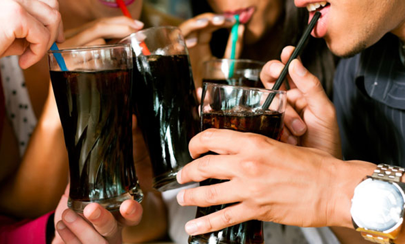 Médicos advierten sobre los peligros para los huesos de consumir bebidas azucaradas