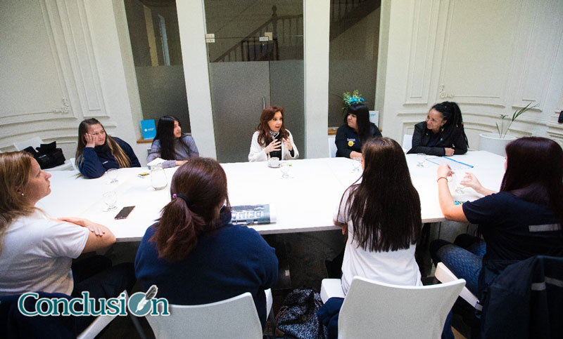 Cristina junto a trabajadoras de Pepsico