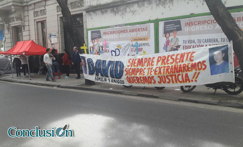 Familiares de David Peralta piden en la puerta se Fiscalía la reapertura de la causa