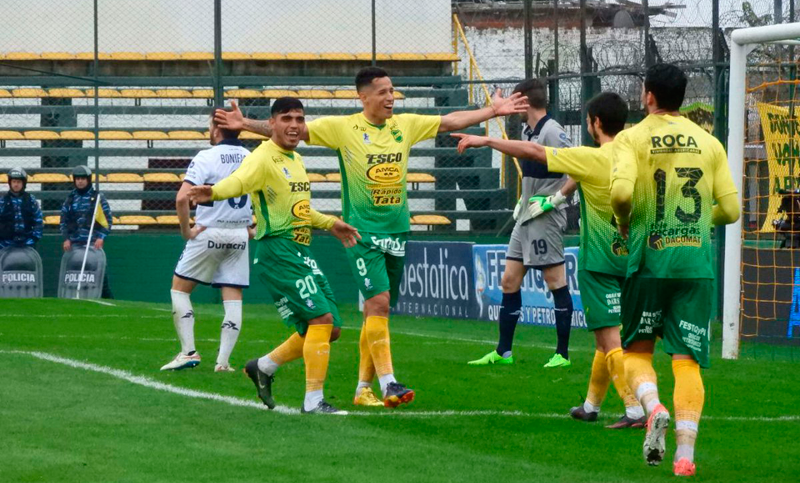 Defensa y Gimnasia se mataron a goles en Varela y empataron 4 a 4