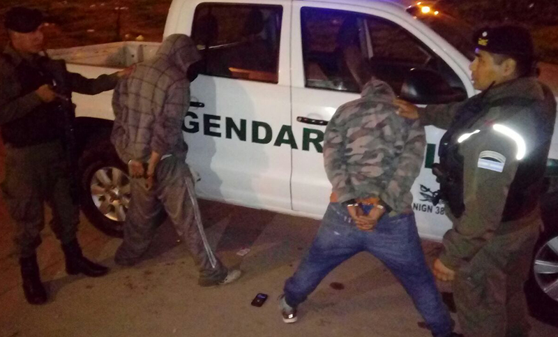 Gendarmería detuvo a una pareja con 54 envoltorios de cocaína y armas