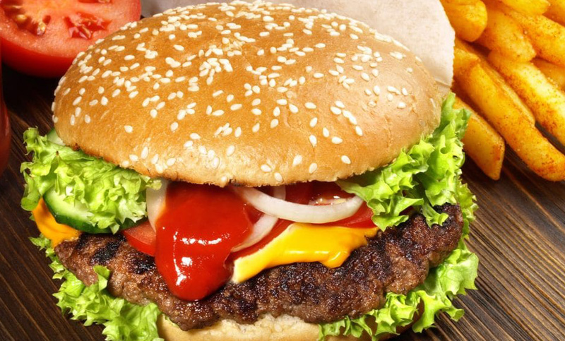 La historia de la hamburguesa, la comida rápida por excelencia