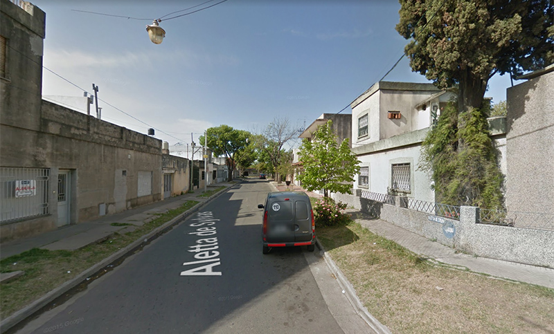 Policías rescatan a una anciana y a su perrito de un feroz incendio en zona sur