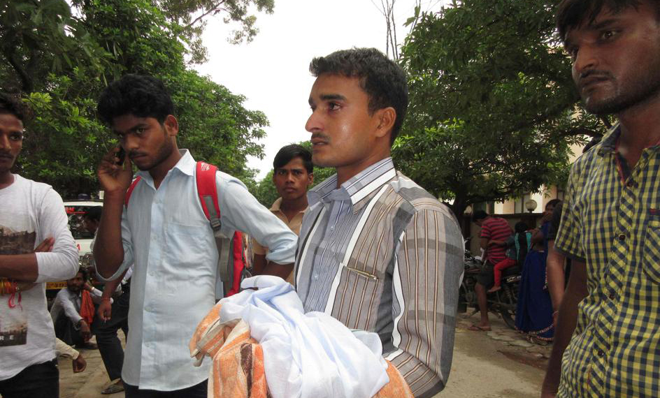 Al menos 64 niños fallecieron en un hospital de India por falta de oxigeno