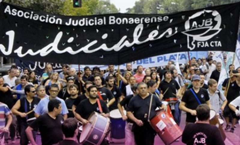 Judiciales bonaerenses marchan a La Plata tras cumplirse 32 días de paro