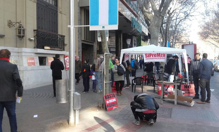 Mendoza: trabajadores instalan carpa contra los despidos del Diario los Andes