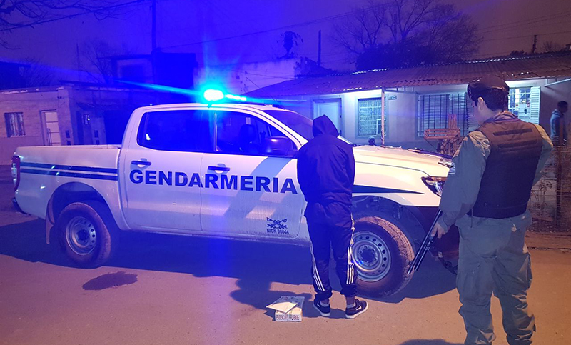 Gendarmería detuvo a un menor con 30 bochas de cocaína y una pistola