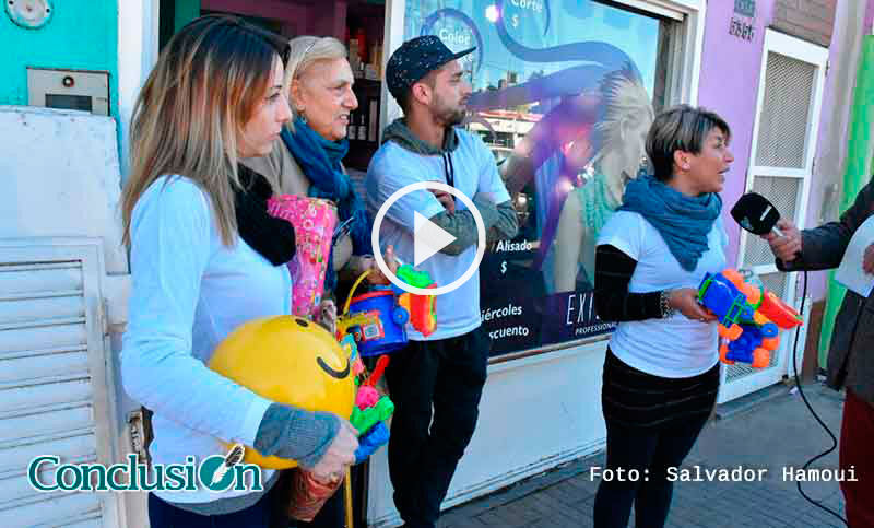 Movida solidaria por el Día del Niño: un corte de pelo por un juguete