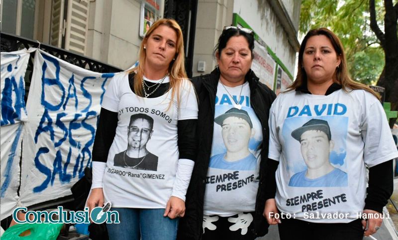 Continúa el acampe de los familiares de David Peralta frente a Fiscalía