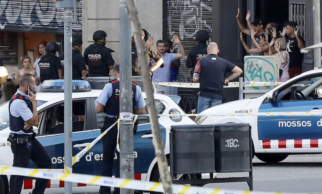 Dos sospechosos del atentado en Barcelona fueron detenidos y otro murió