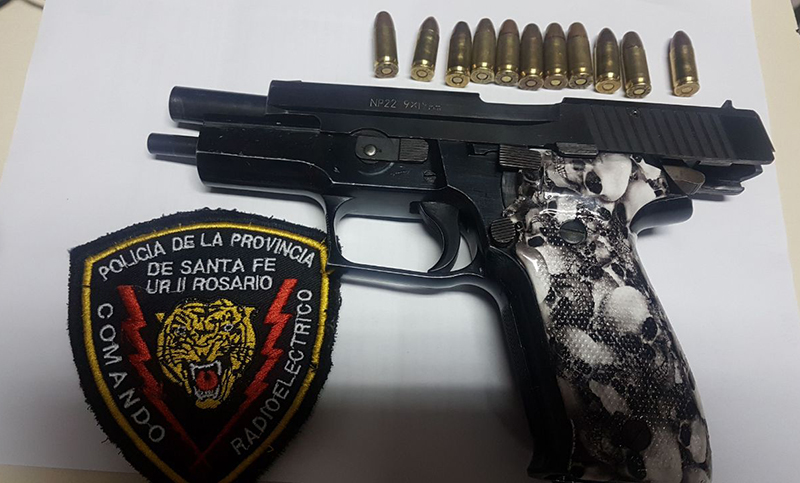 Varios detenidos, disturbios y secuestro de armas en operativos de rutina