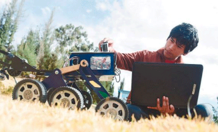 Tres estudiantes bolivianos crearon un robot para detectar minas antipersonales