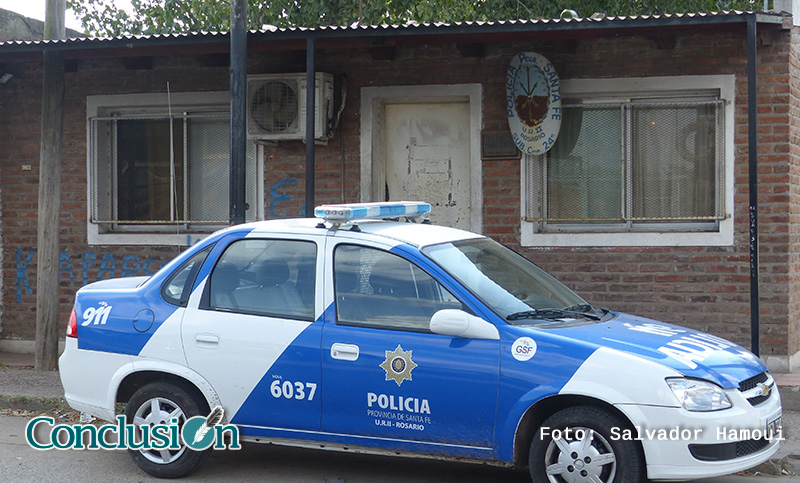 Un hombre amenazó a una mujer y atacó a su perro a puñaladas